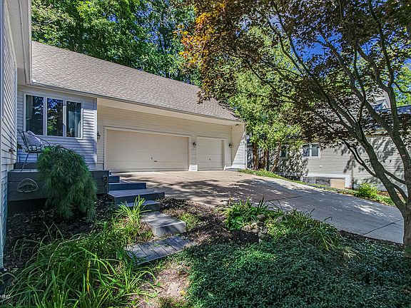4th image of 1565 Woodcliff Dr SE