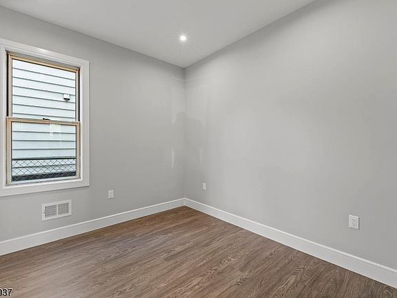 5th image of 59 Locust Ave #2R