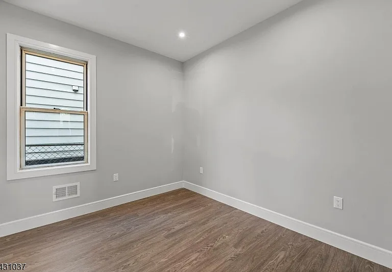 59 Locust Ave #2R — Photo 5
