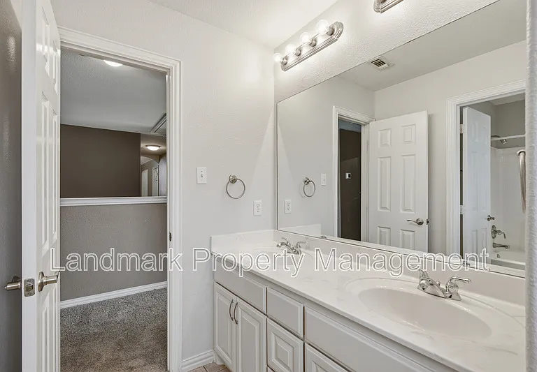 2115 Lexington Dr — Photo 24