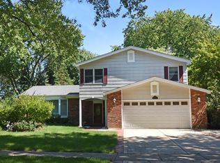 104 Pembroke Rd, Naperville, IL 60540