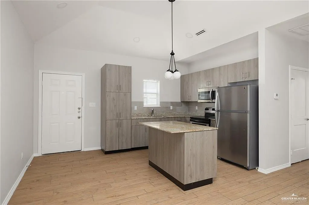 1 bed, 1.0 bath, 900 sqft, $925 — Photo 3