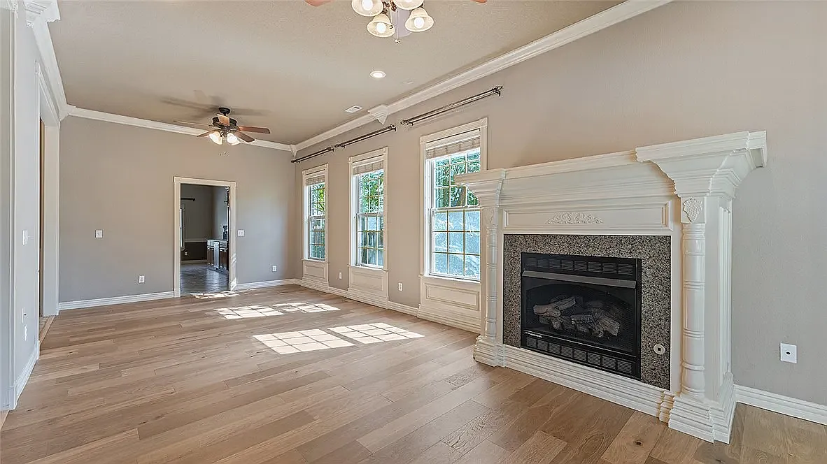 4 bed, 2.5 bath, 2705 sqft, $2,950 — Photo 2