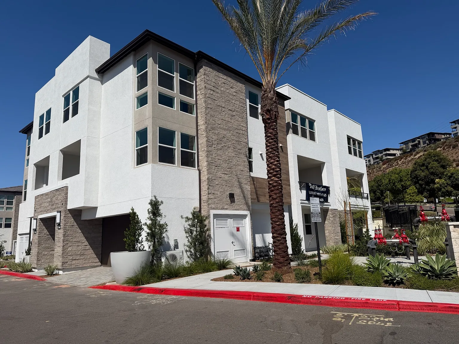 4 bed, 3.5 bath, 2299 sqft, $6,700 — Photo 4