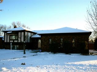 13738 Carlisle Dr, Sterling Heights, MI