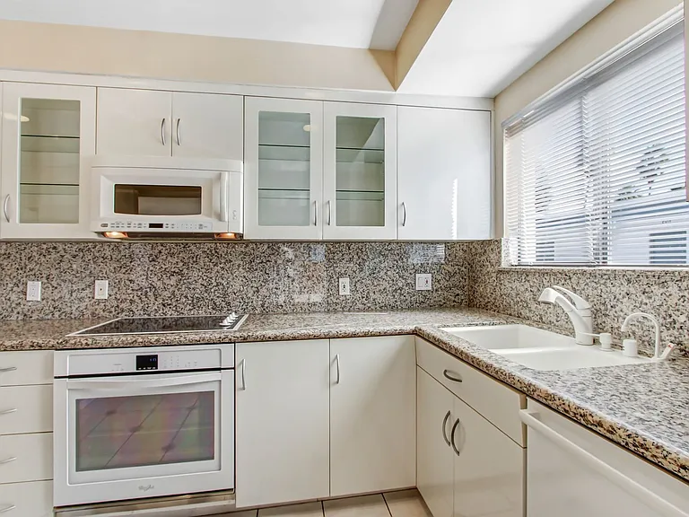 7560 Hollywood Blvd #406 — Photo 4