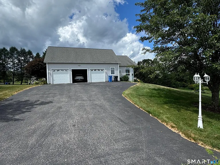 556 Hill St — Photo 27