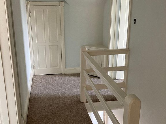 5th image of 399 Leverington Ave #2