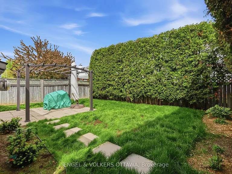 1033 Como Cres — Photo 29