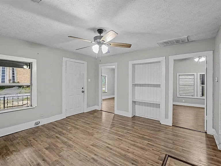 906 E Houston St — Photo 5