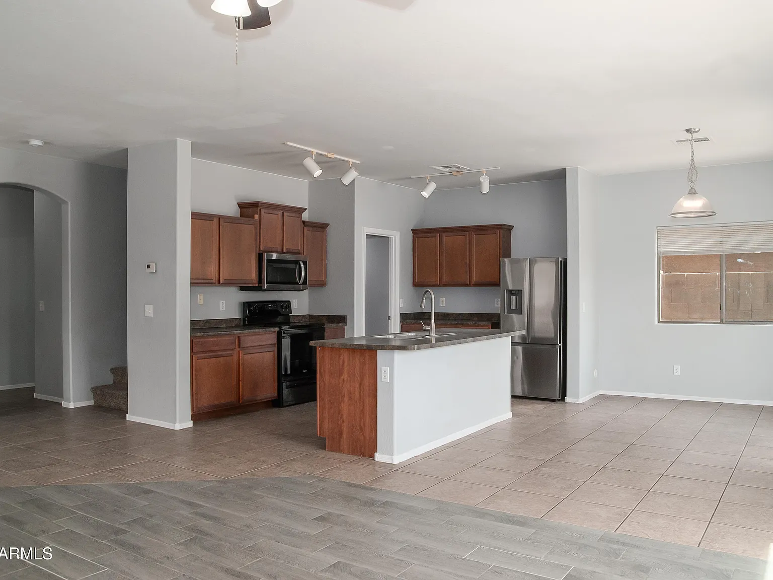 3 bed, 2.5 bath, 2201 sqft, $1,800 — Photo 3