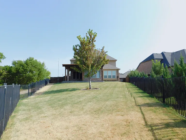 1704 Serra Dr — Photo 40