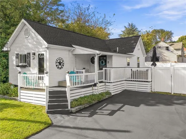 37 Oxford Ave, Warwick, RI 02889