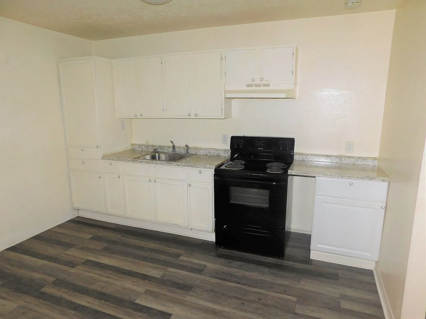 4 bedroom 2 bath Bungalow in Fairfield East Neighborhood — Photo 4