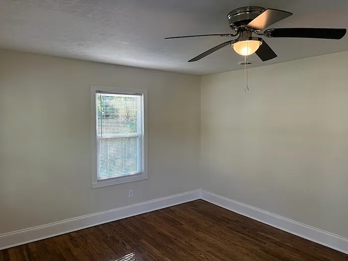 3 bed, 1.0 bath, 863 sqft, $995 — Photo 3