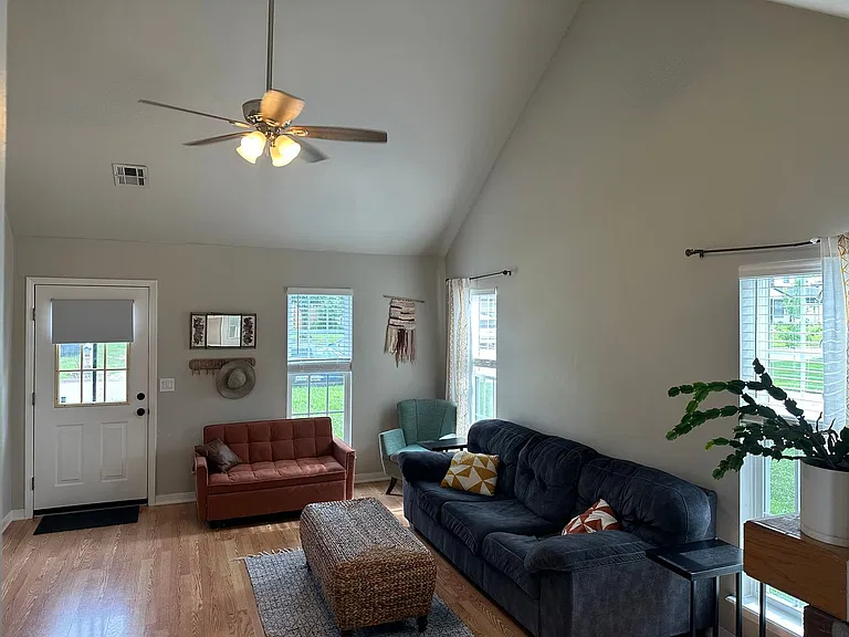 2403 W Mulberry St — Photo 2