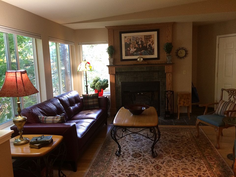 Living room with fireplace 
