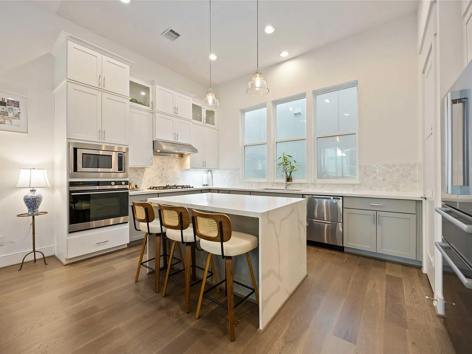 3 bed, 3.5 bath, 2099 sqft, $3,200 — Photo 3