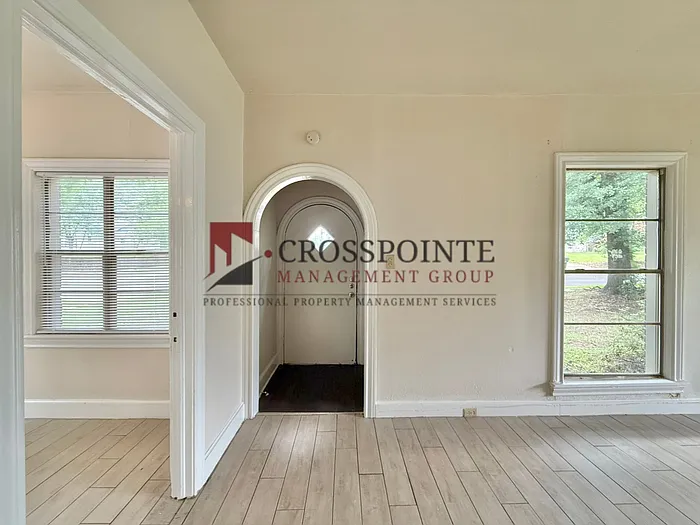1120 Augusta Ave — Photo 2