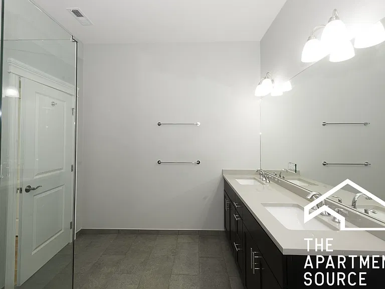 516 N Western Ave — Photo 7