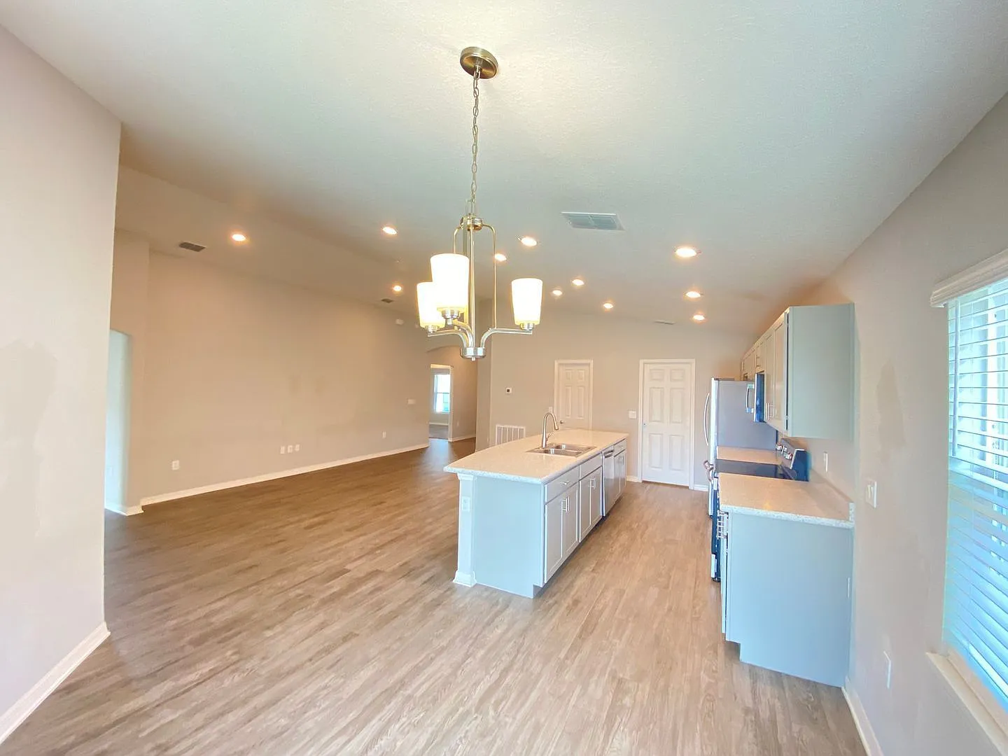 4 bed, 2.0 bath, 1698 sqft, $2,095 — Photo 4