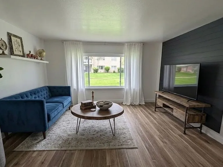 248-254 Parkview Blvd — Photo 1