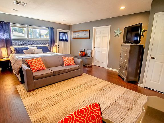 3rd image of 995 Sherwood Pl