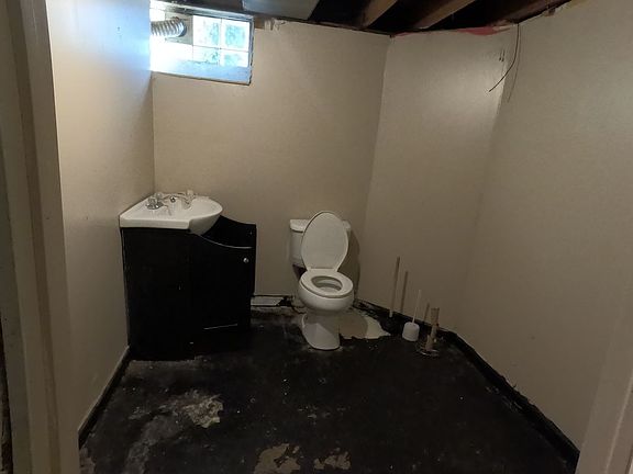 5th image of 11492 College St