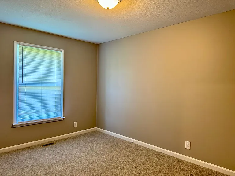 389 Elaine Dr — Photo 14