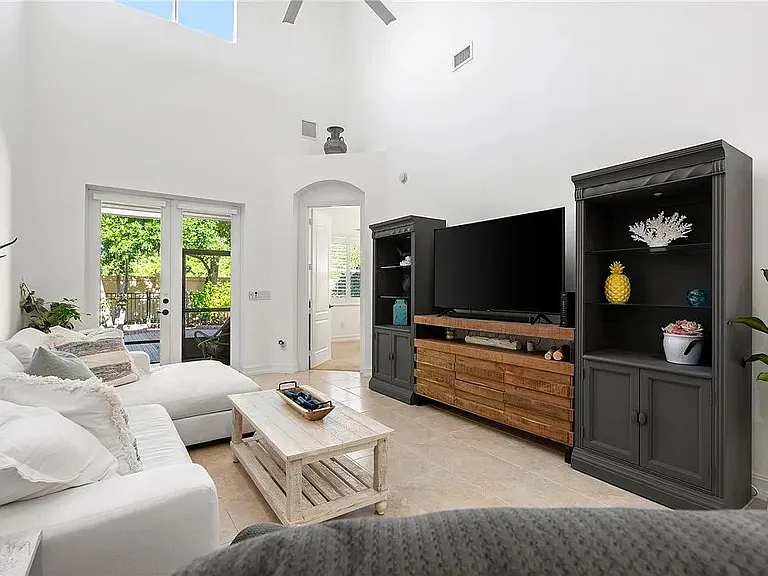 1945 Bridgepointe Cir — Photo 2