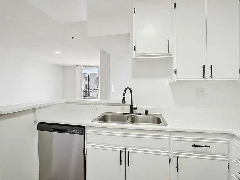 310 Virgil — Photo 33