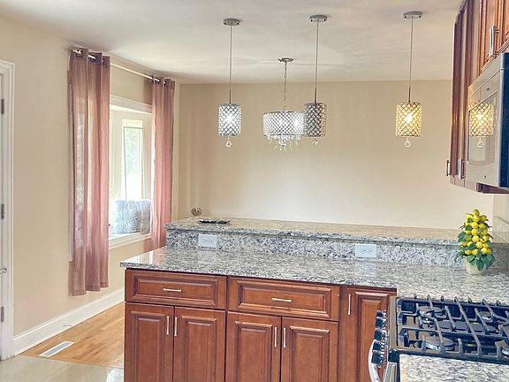 4th image of 20W309 S Frontage Rd