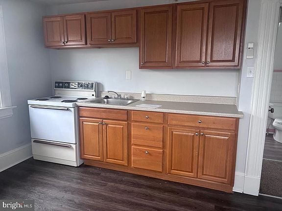 2nd image of 51 Oak 2nd Floor St