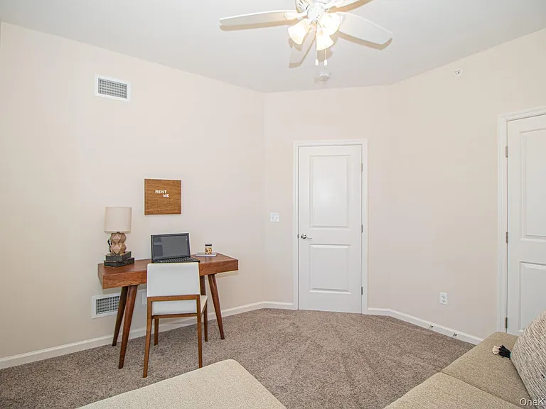 208 Ashley Ct — Photo 10
