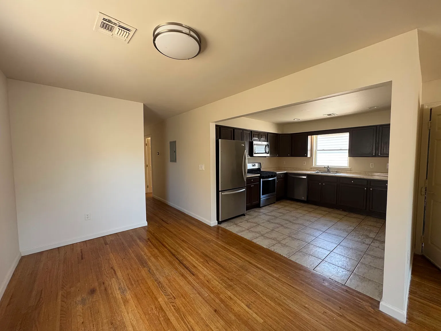 3 bed, 4378 sqft, $2,600 — Photo 4