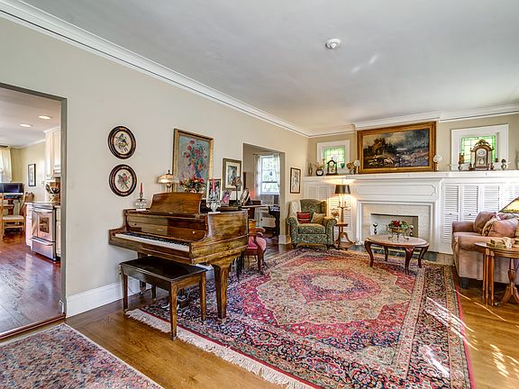 4th image of 41 Wellington Ave