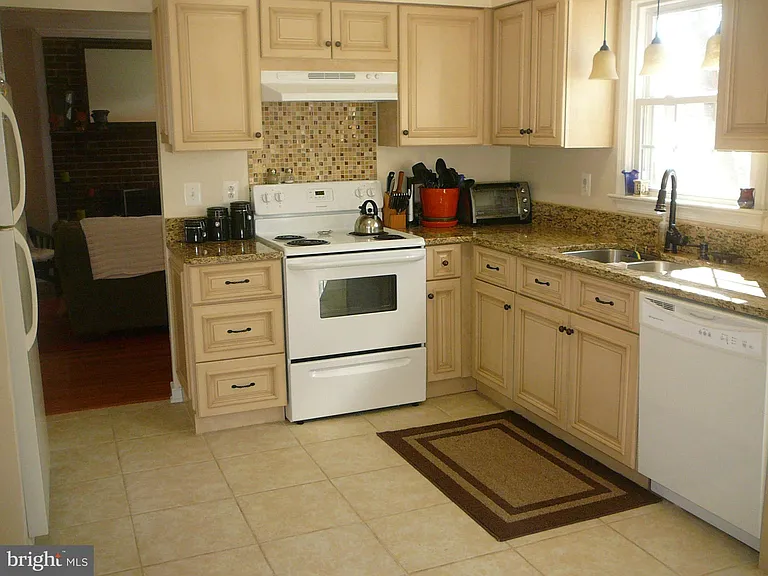 231 Vine Pl — Photo 3