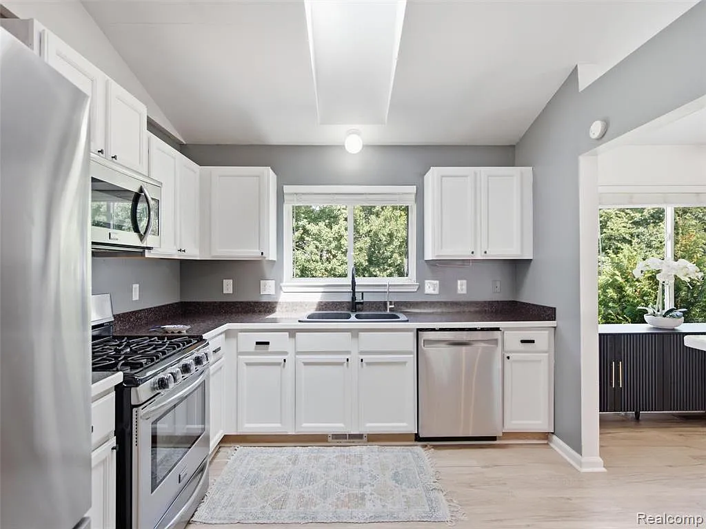 3 bed, 2.5 bath, 2448 sqft, $2,500 — Photo 3