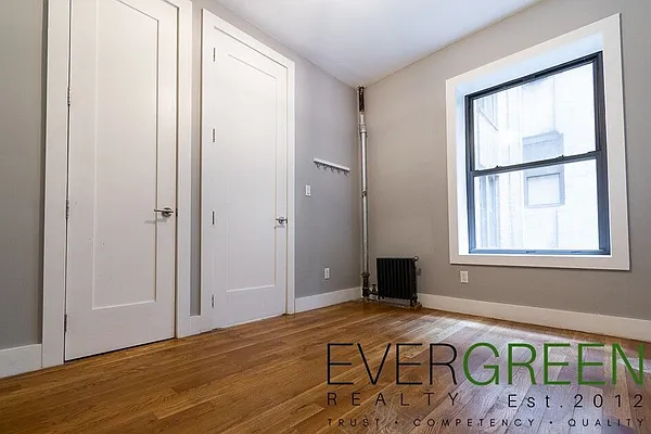 Rented by Evergreen Apartments BK | media 12