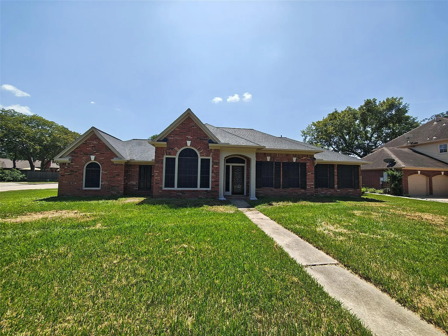 4 bed, 2.5 bath, 2364 sqft, $3,000 — Photo 1