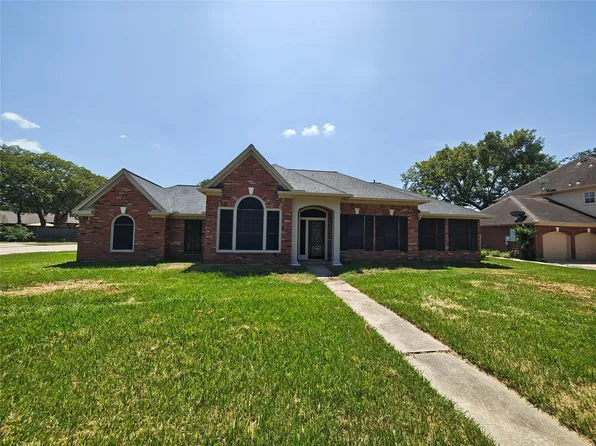 1301 Blueberry Ln, Friendswood, TX 77546