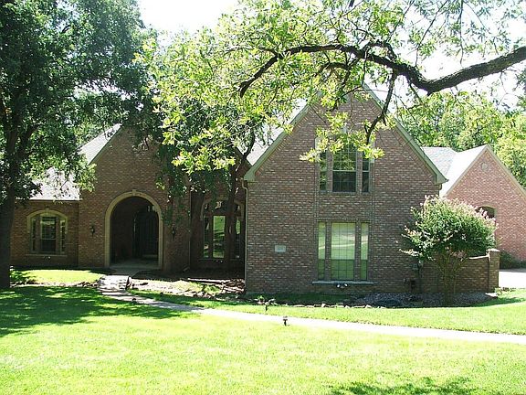 3rd image of 818 Carrie Ln