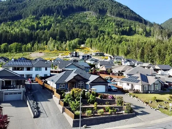 482 Mountain View Dr, Lake Cowichan, BC V0R 2G1