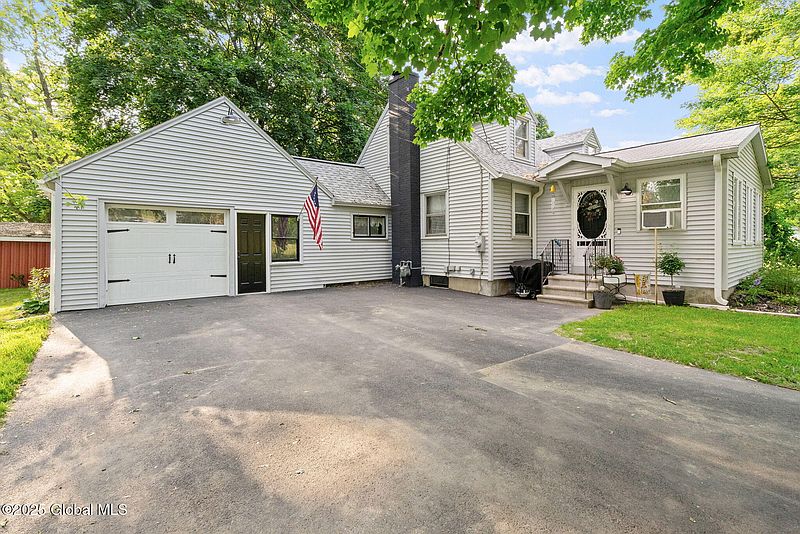 2nd image of 106 Ashdown Road