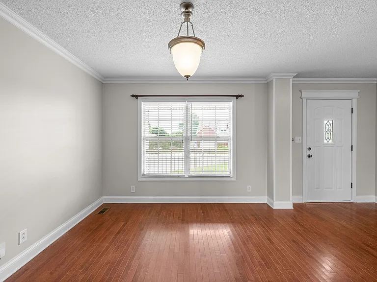 706 Shamrock Ct — Photo 4