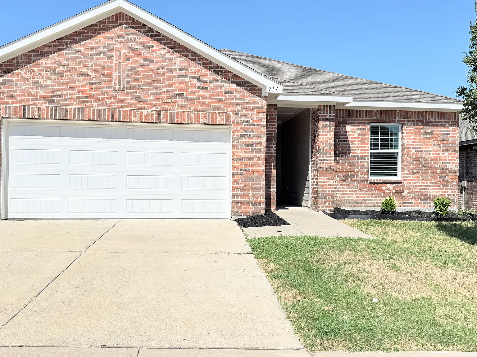 4 bed, 1884 sqft, $2,400 — Photo 2