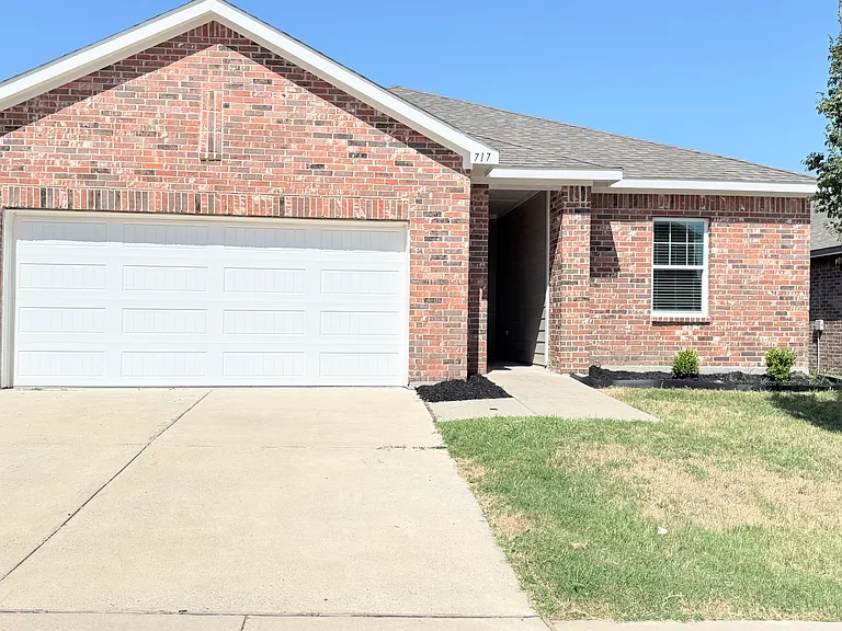 717 Yorkshire Dr — Photo 2