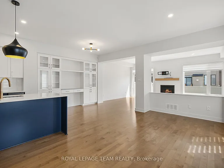 799 Cairn Cres — Photo 18
