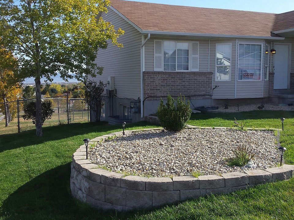 5421 Branbury Ct Front (solar lighting)_11032015