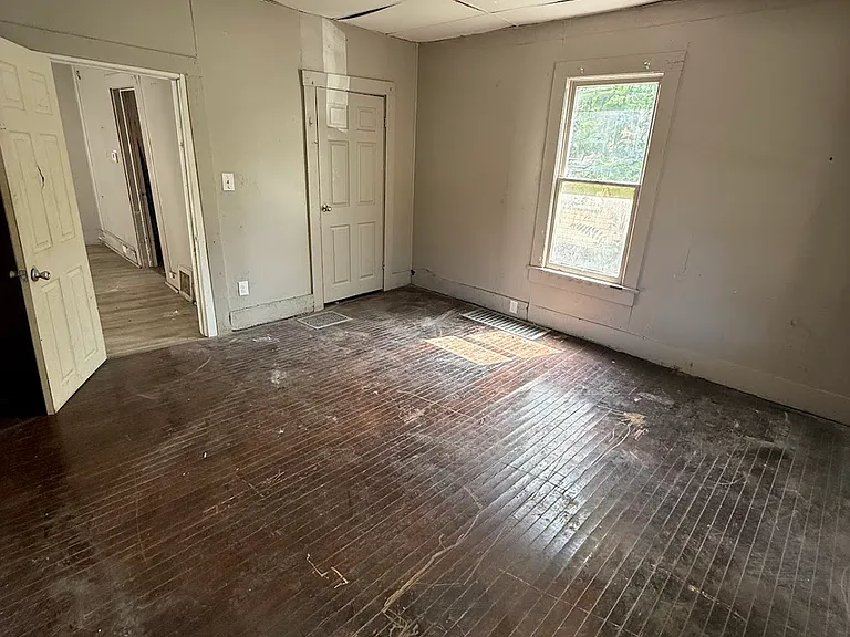 1344 E Condit St — Photo 11